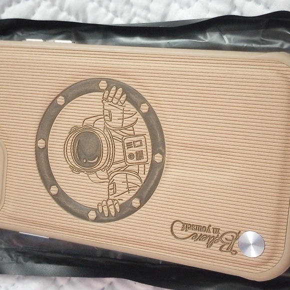 Phone case for an iPhone 12 pro max - Picture 2 of 4